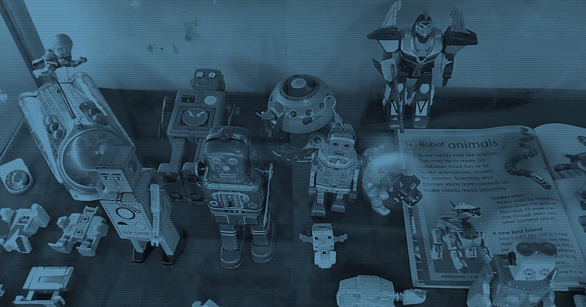 Старые жестяные игрушечные роботы на музейной витрине