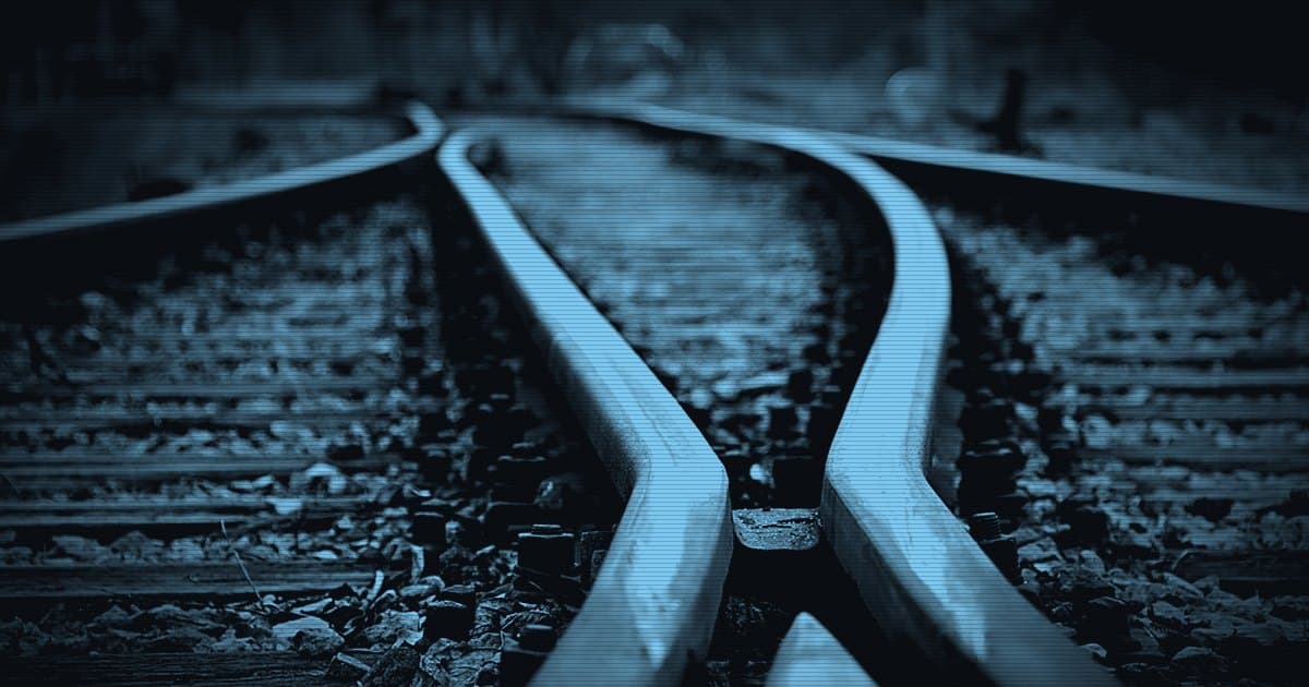 Железнодорожная стрелка, где один путь расходится на два