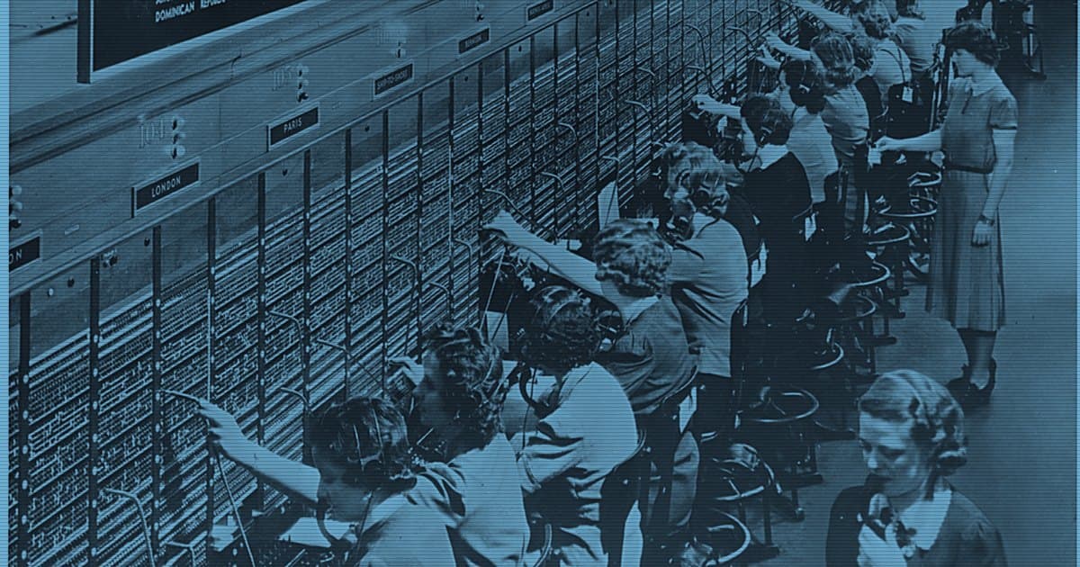 Международный телефонный коммутатор, операторы соединяют линии с табличками городов